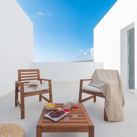 בית נופש Casa Lolalo - Modern With Pool, 15min Walk To Marina Rubicon